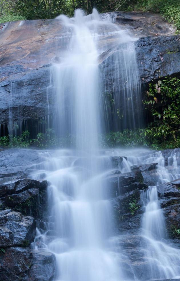 água fluindo em uma bela cachoeira foto