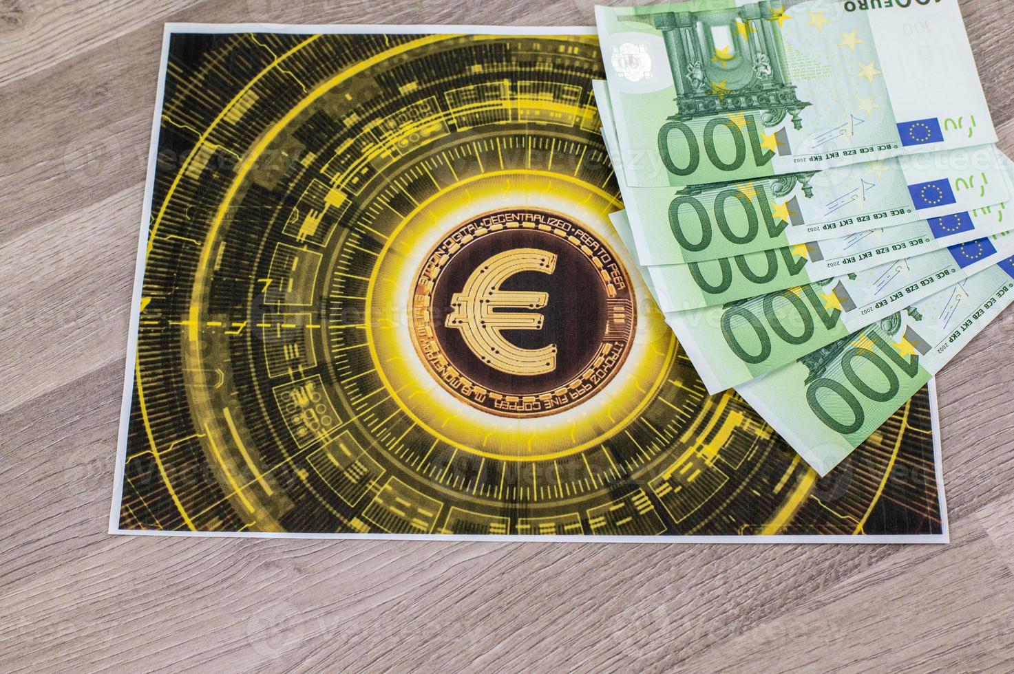 Notas de 100 euros e tepetino com o símbolo do euro foto