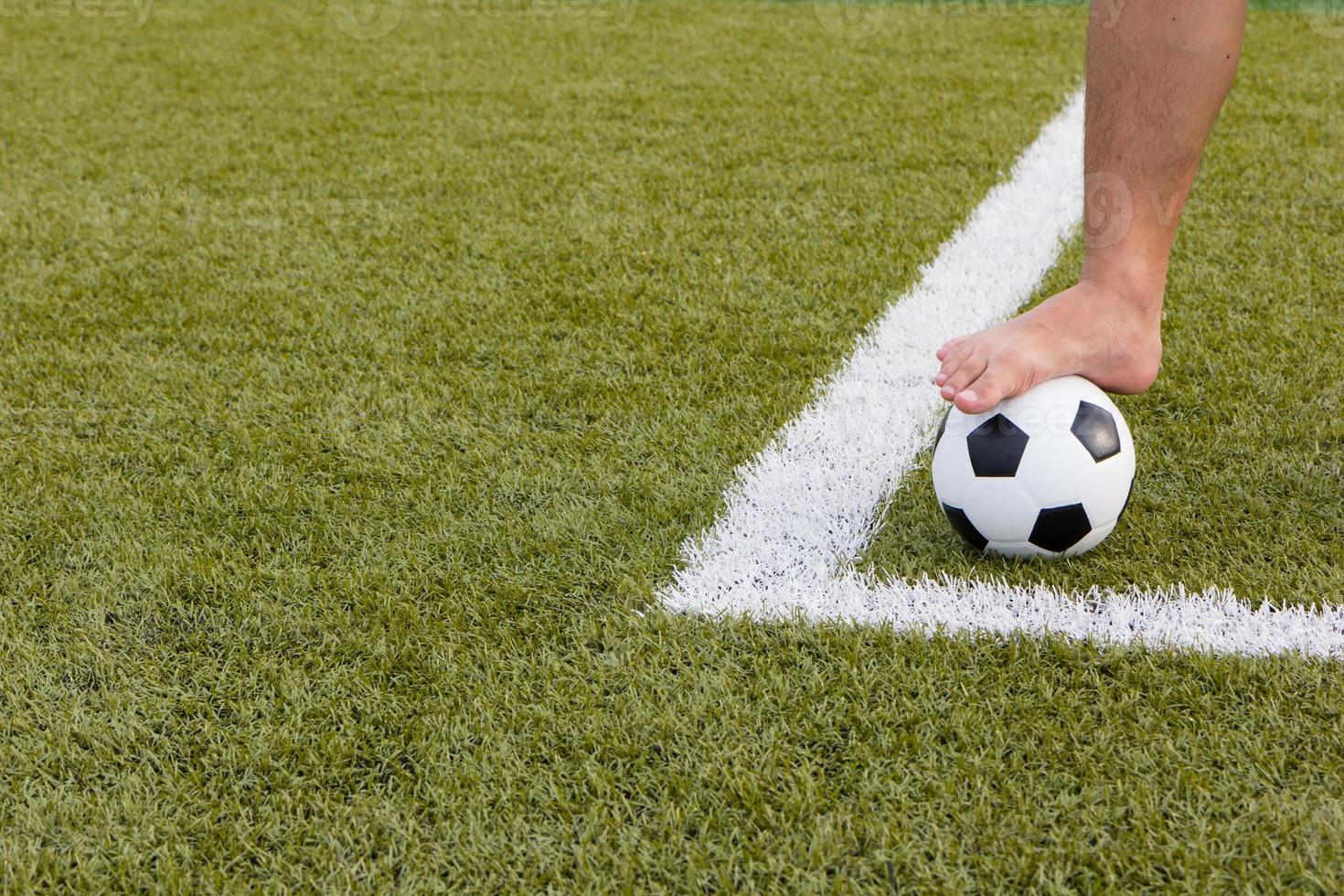 bola de futebol no campo foto