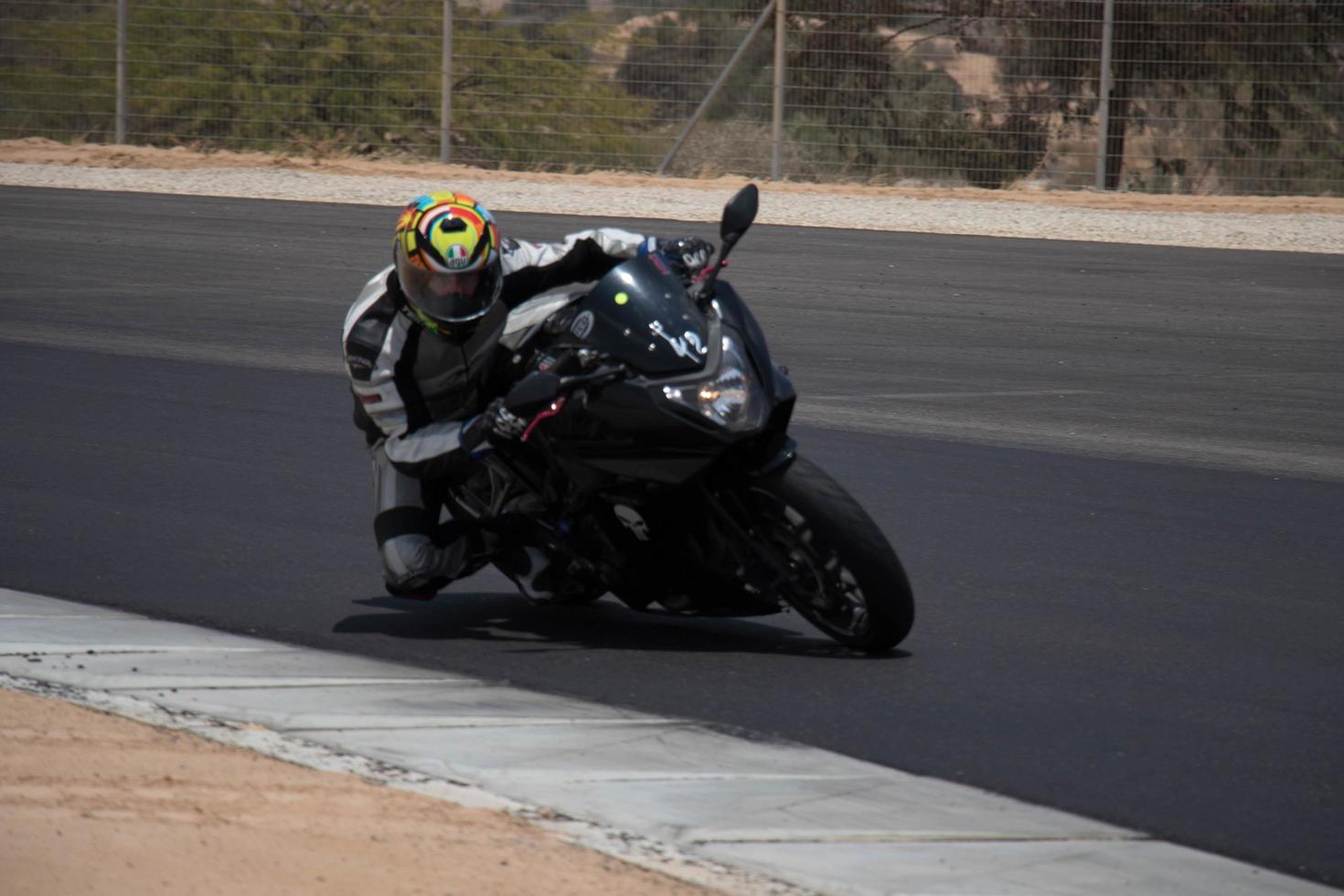 cidade, país, mmm dd, aaaa - competição de motocicleta em uma pista de corrida foto