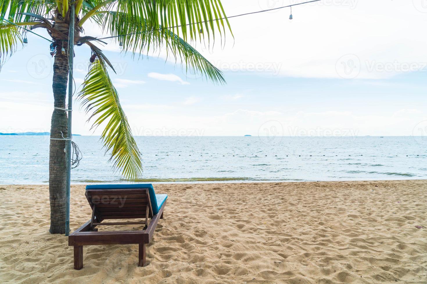 cadeira de praia, palmeiras e praia tropical em pattaya, na Tailândia foto