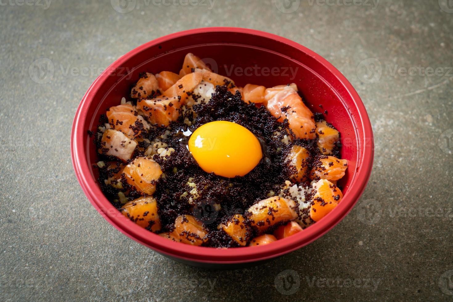 arroz japonês com salmão fresco cru, tobiko e ovo foto