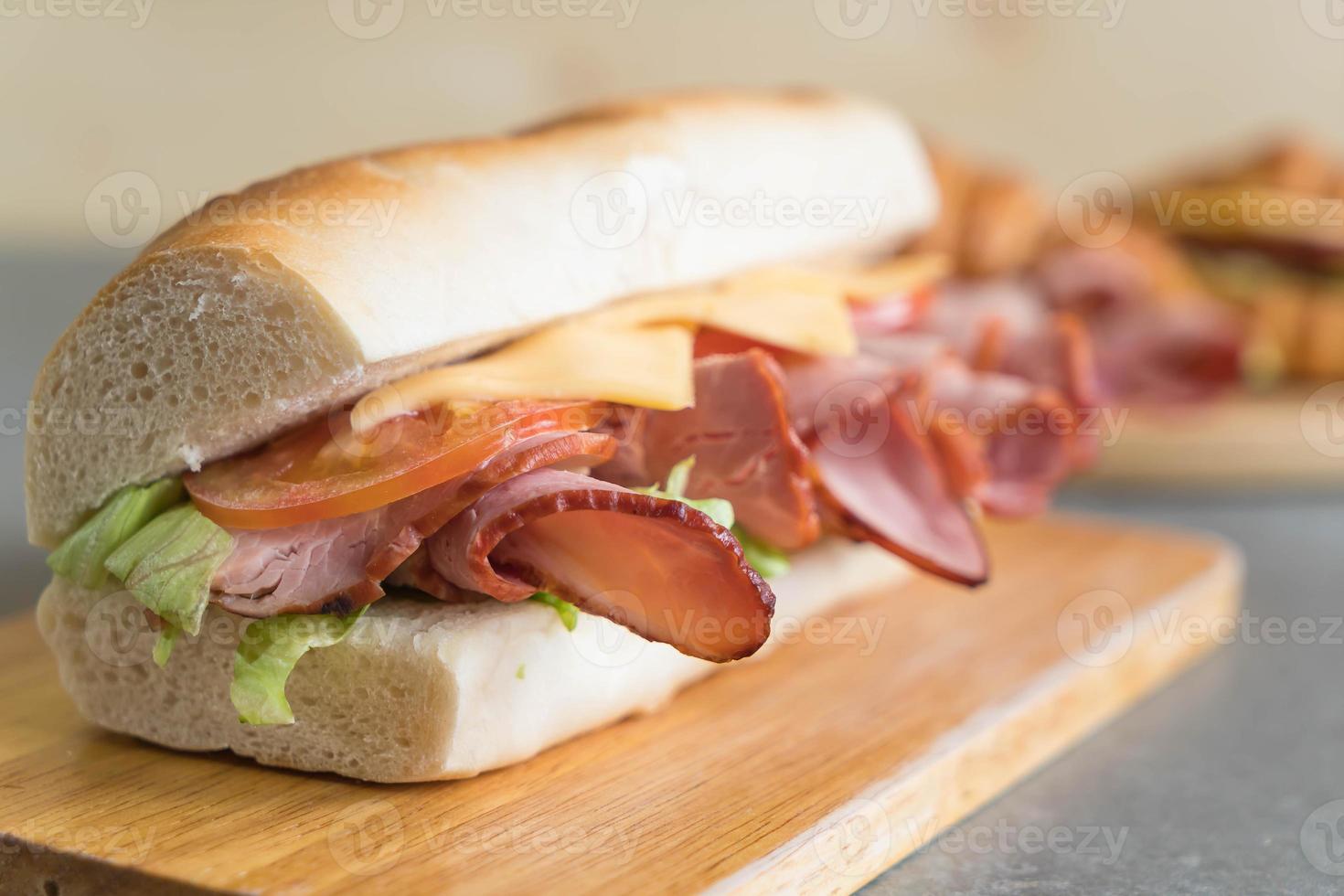 sanduíche de presunto e salada submarino foto