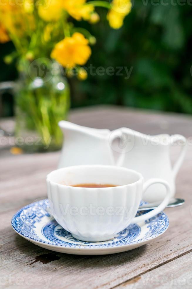 chá inglês na mesa de madeira foto