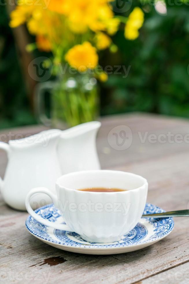 chá inglês na mesa de madeira foto