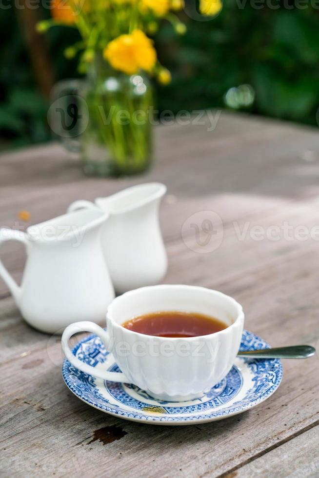 chá inglês na mesa de madeira foto