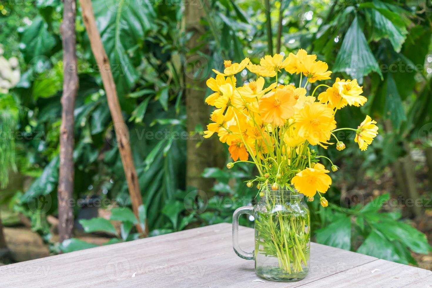 decoração de flores amarelas na mesa de jantar foto