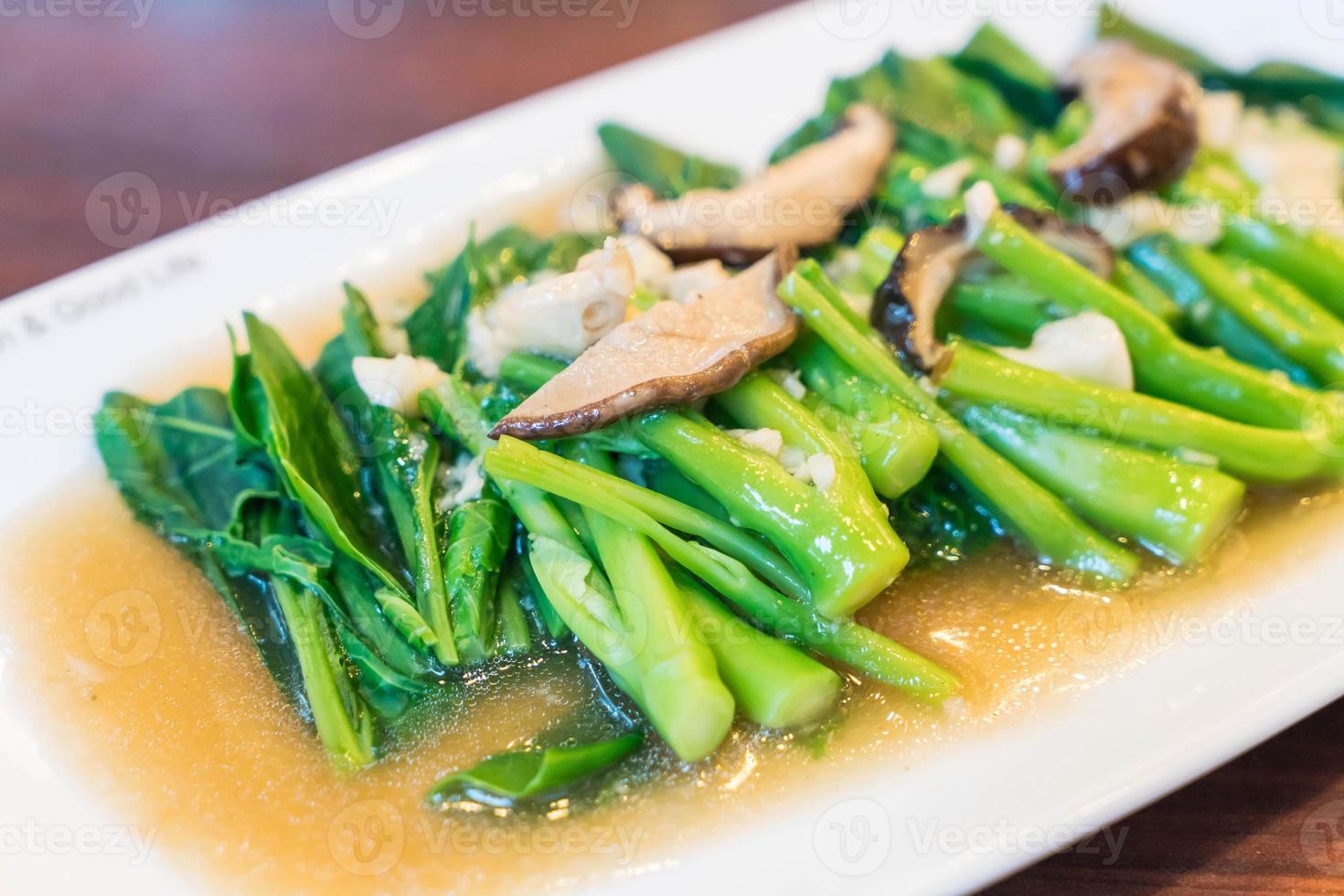 Couve chinesa frita com cogumelo shiitake - comida chinesa foto