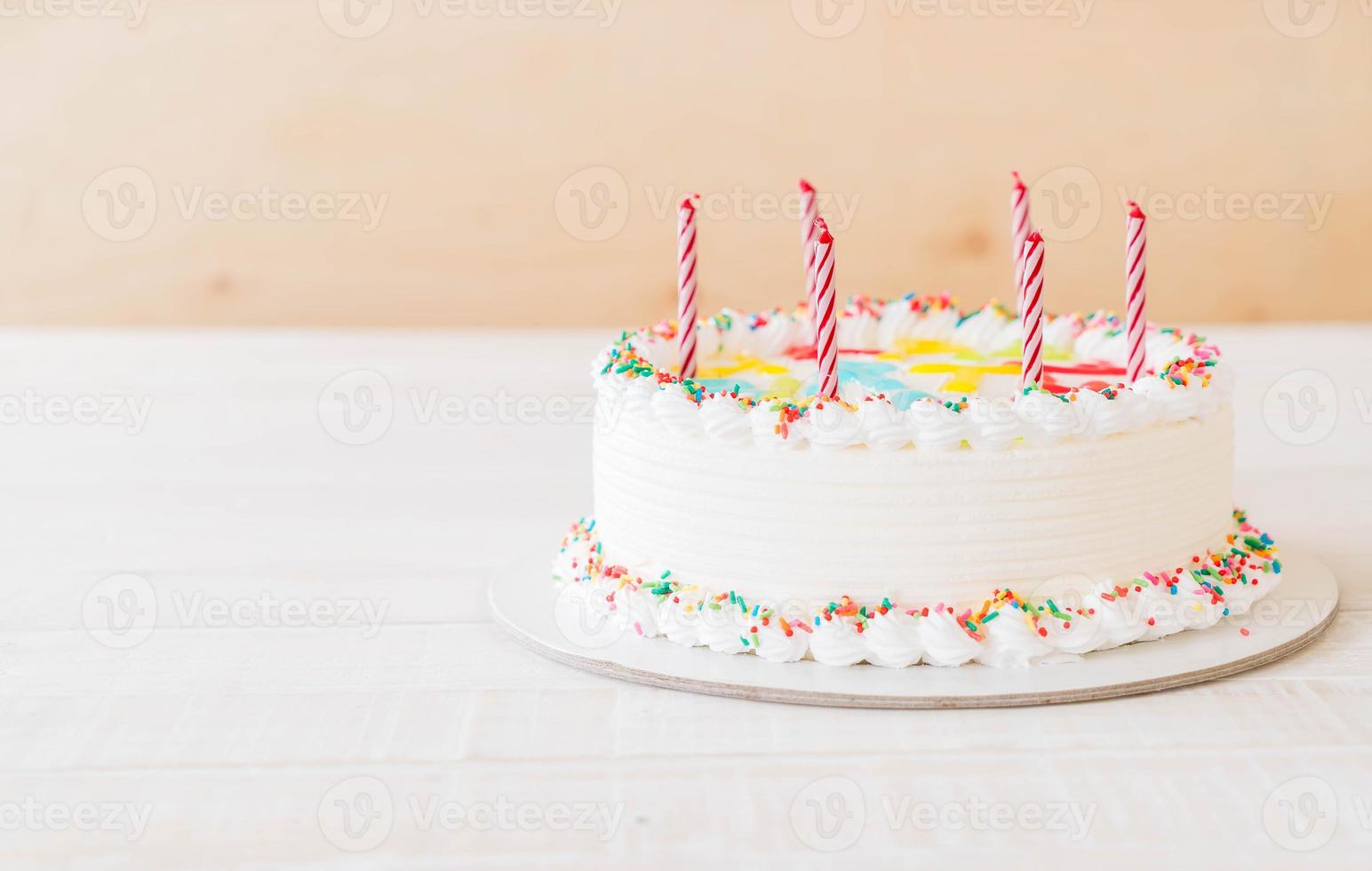 bolo de feliz aniversário na mesa foto