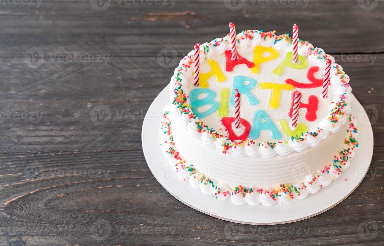 bolo de feliz aniversário na mesa foto