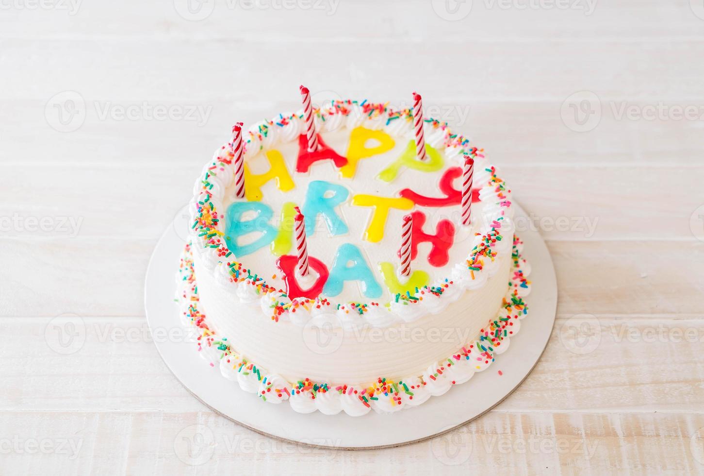 bolo de feliz aniversário na mesa foto