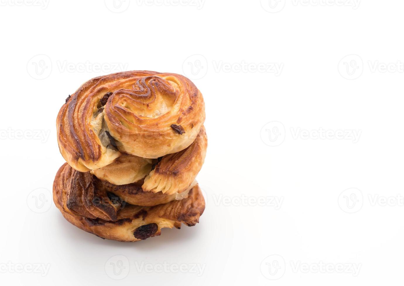 rolo de canela e passas em fundo branco foto