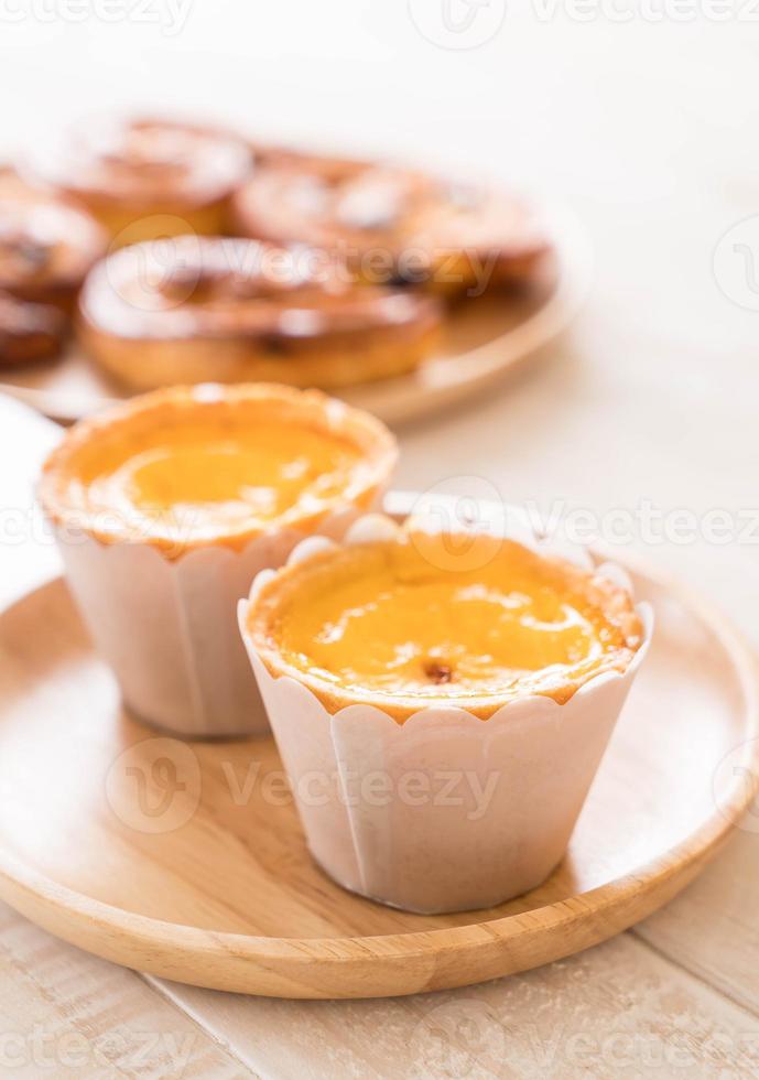 torta de ovo no prato de madeira foto