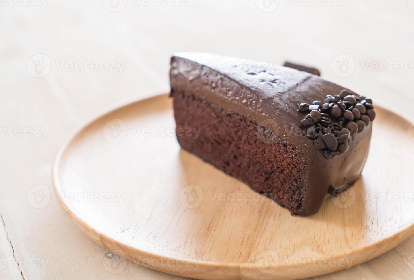 bolo de chocolate no prato de madeira foto