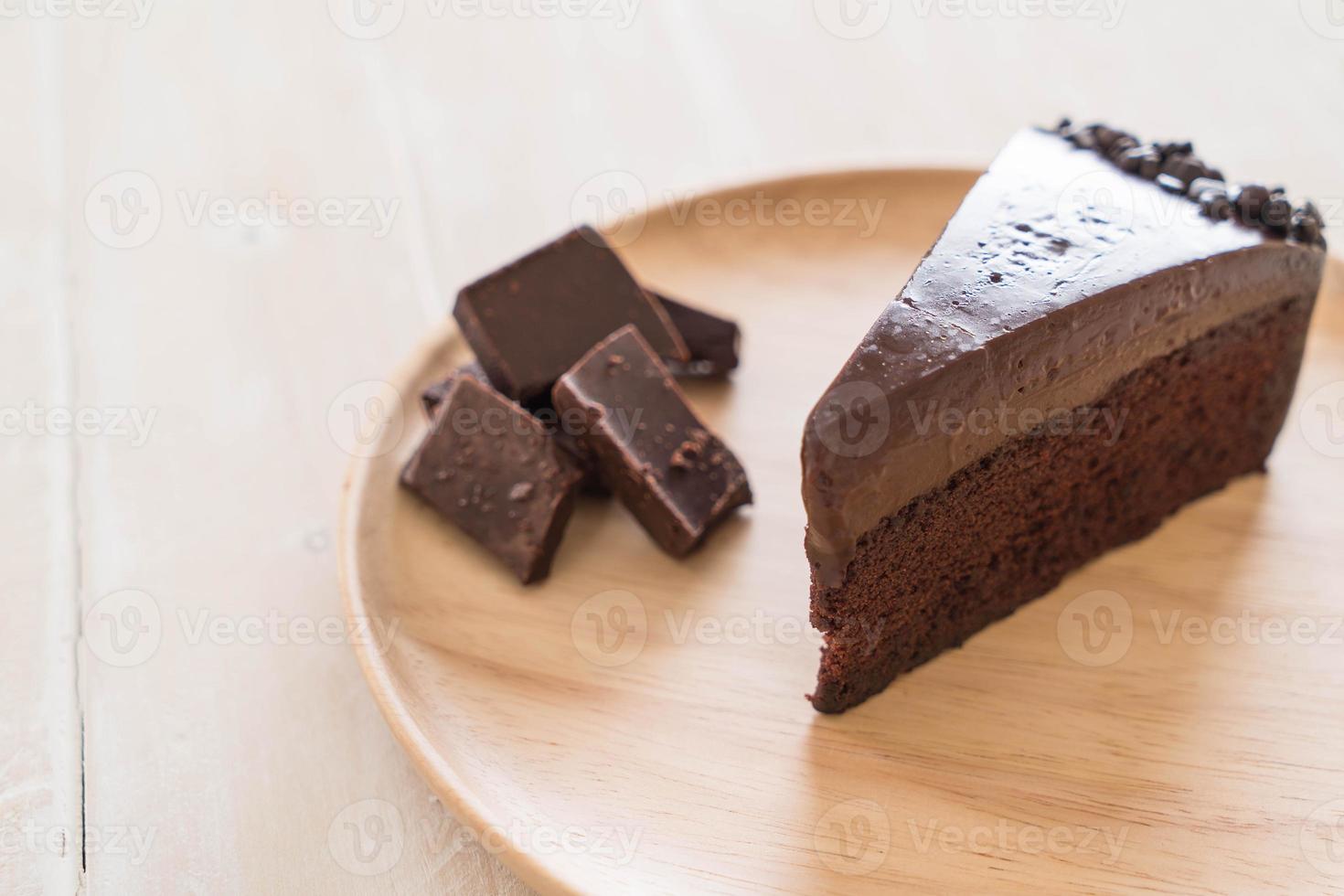 bolo de chocolate no prato de madeira foto