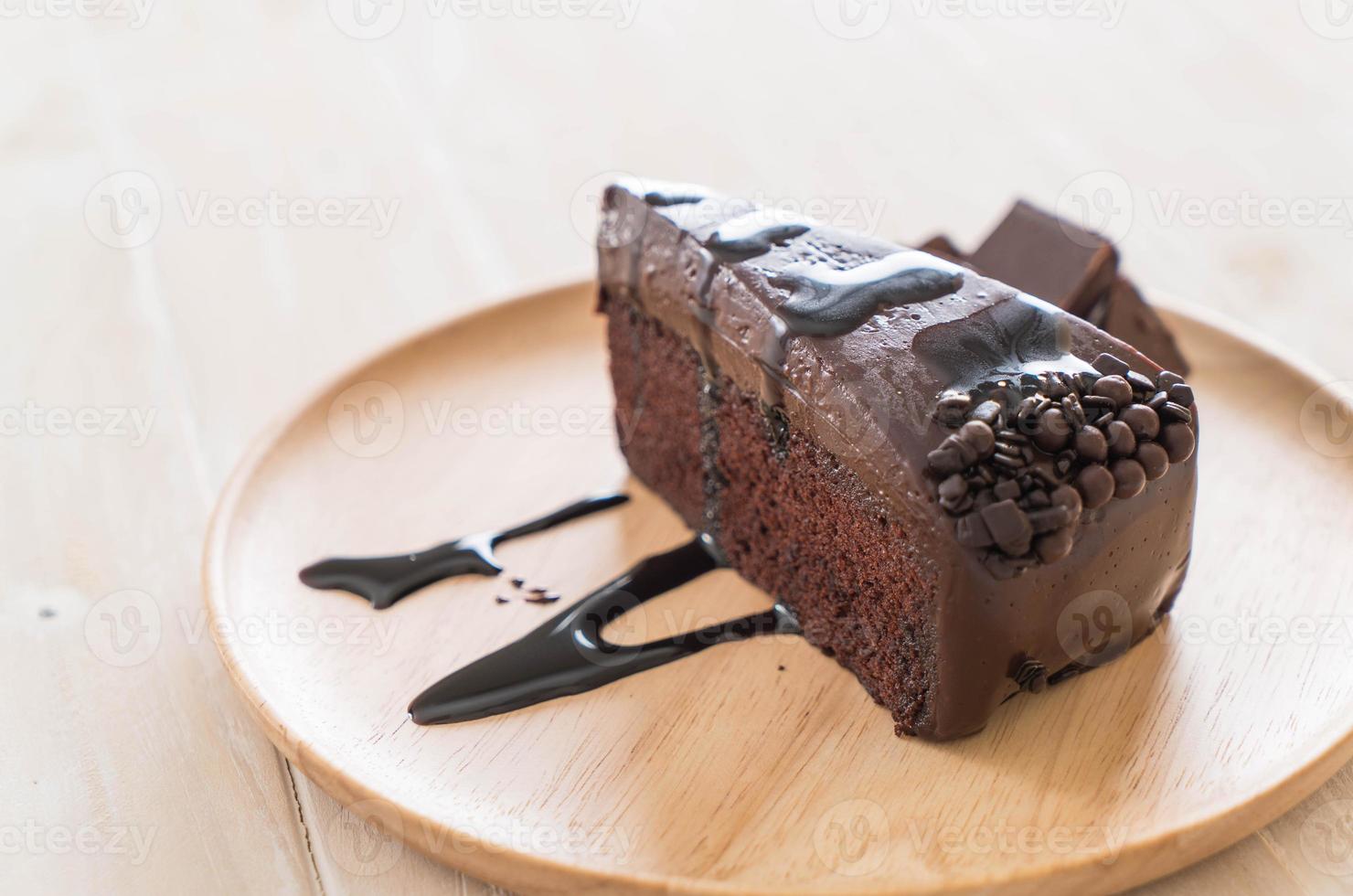 bolo de chocolate no prato de madeira foto