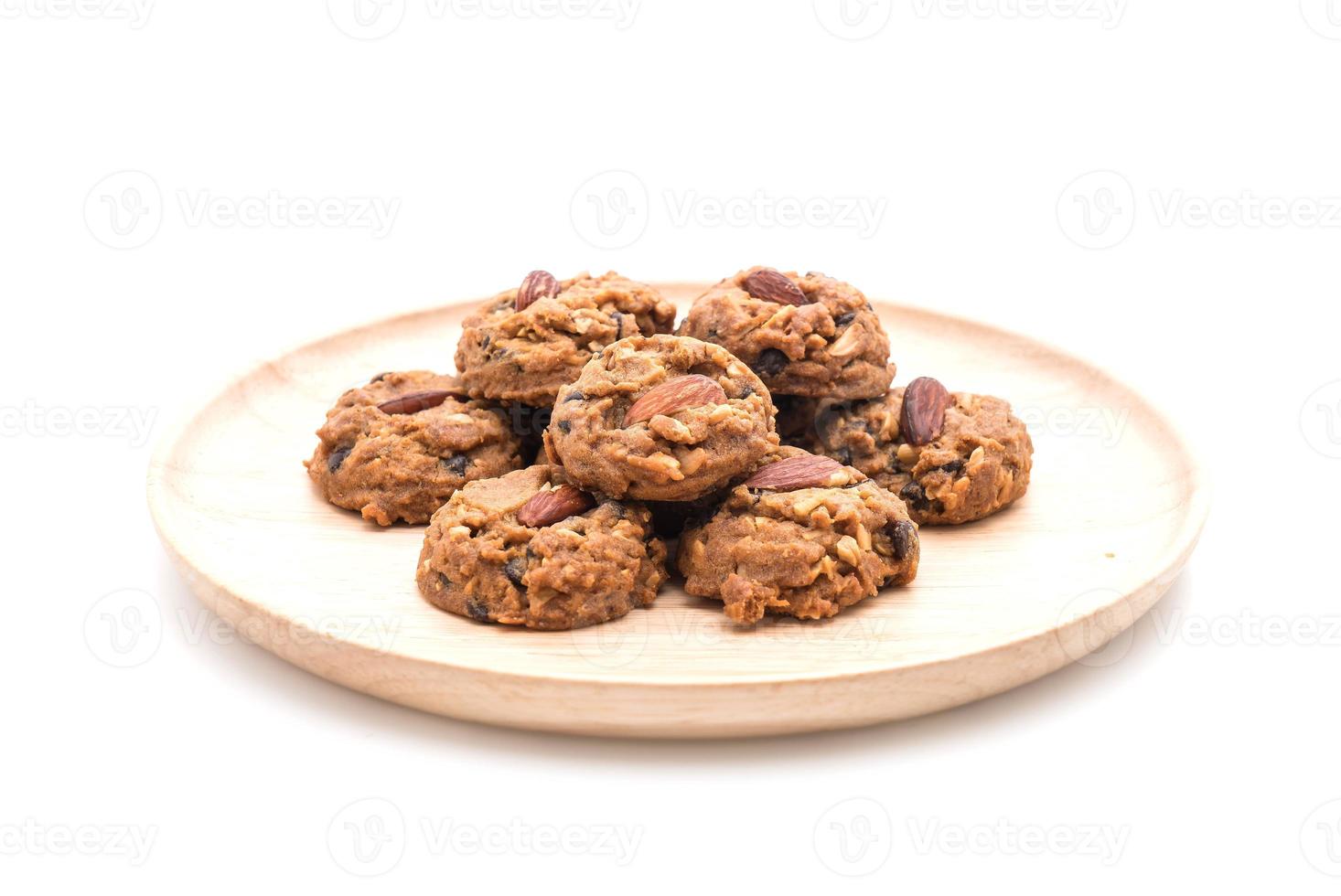 biscoitos de amêndoa em fundo branco foto