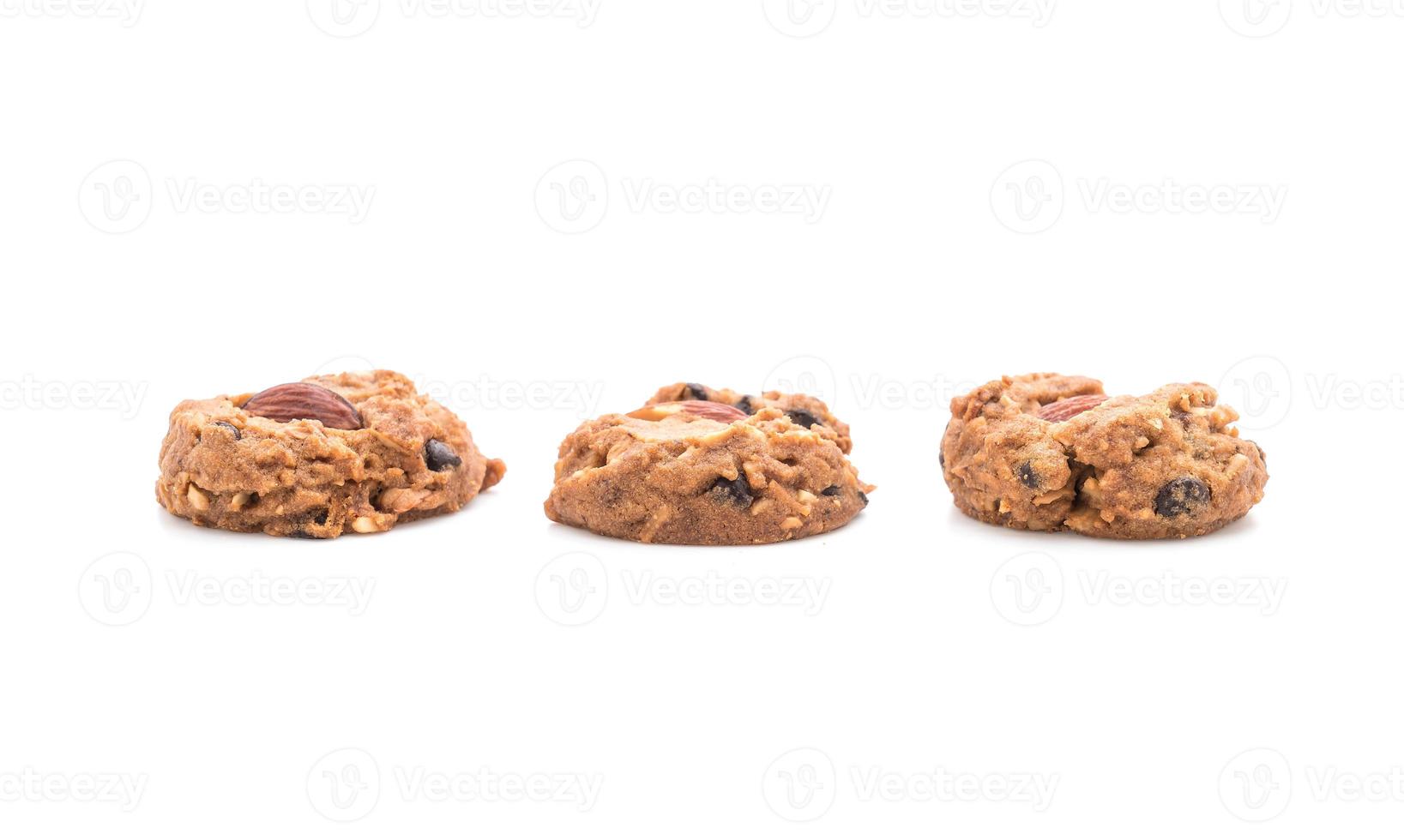 biscoitos de amêndoa em fundo branco foto