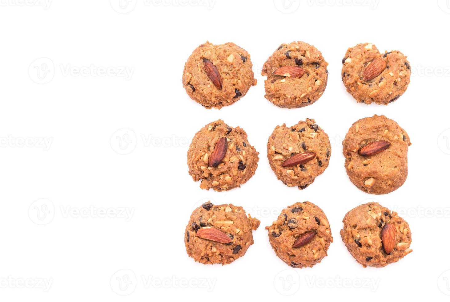 biscoitos de amêndoa em fundo branco foto