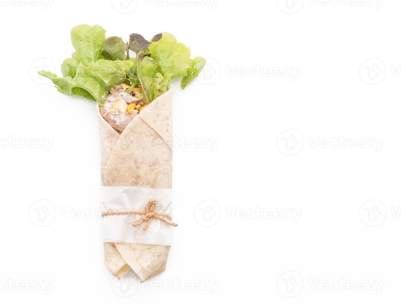 embrulhe o rolo de salada com salada de atum e milho no fundo branco foto