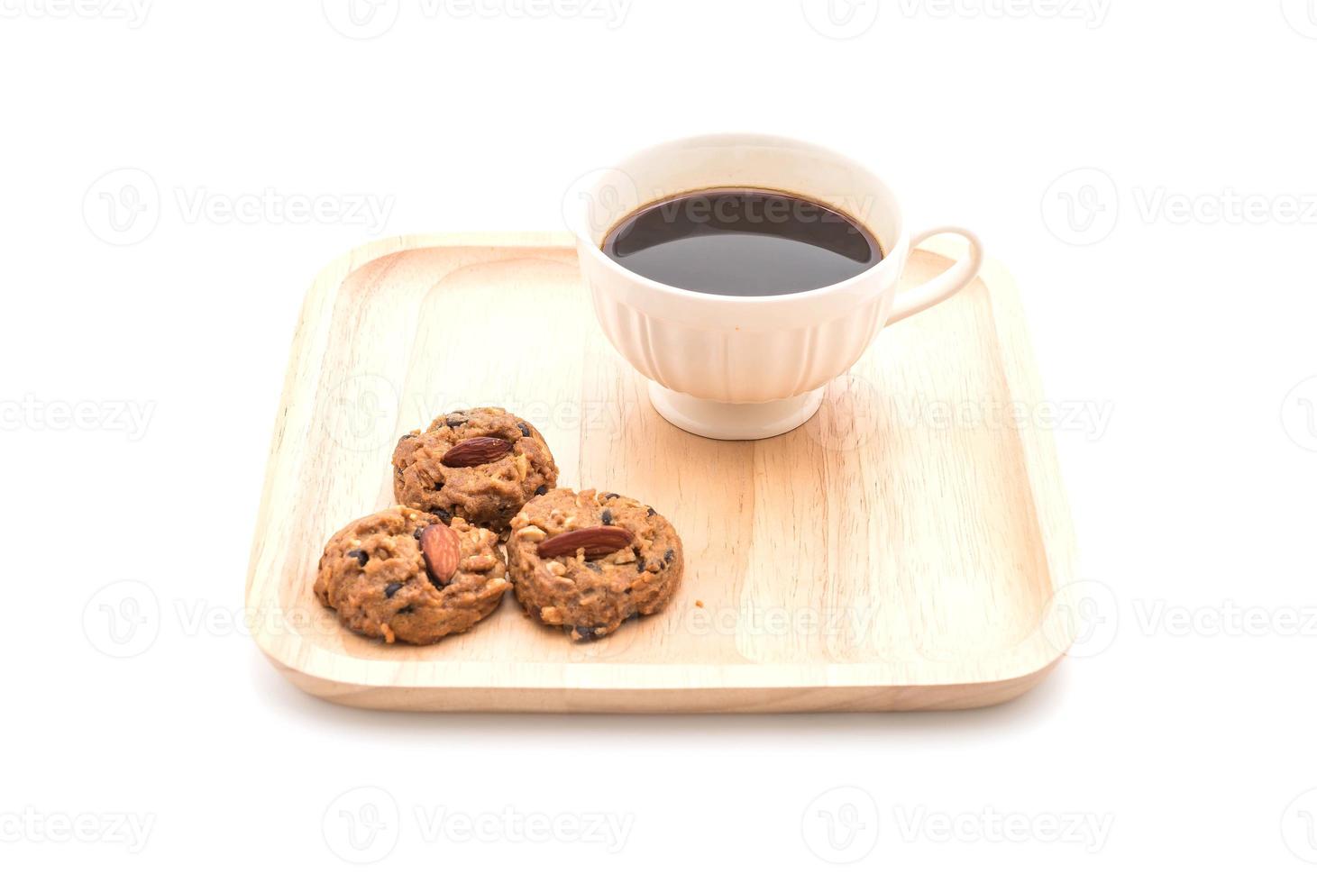 café preto com biscoitos no fundo branco foto