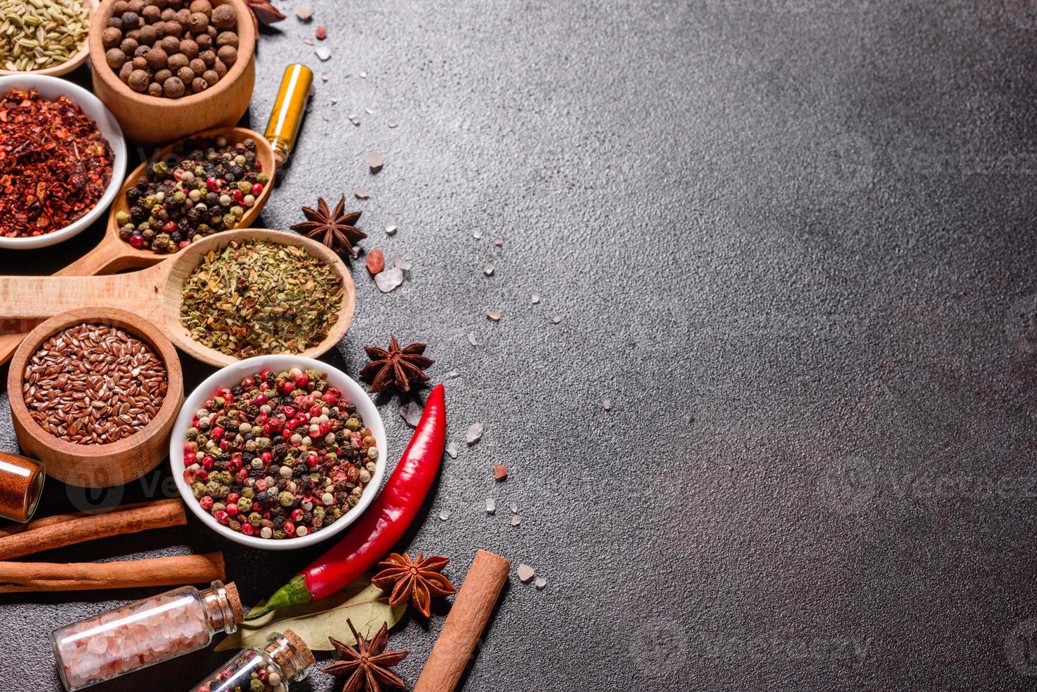 um conjunto de especiarias e ervas. Cozinha indiana foto