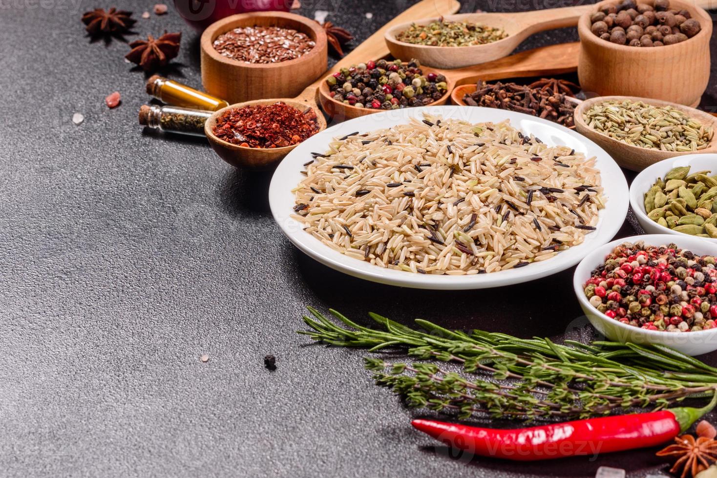 um conjunto de especiarias e ervas. Cozinha indiana foto