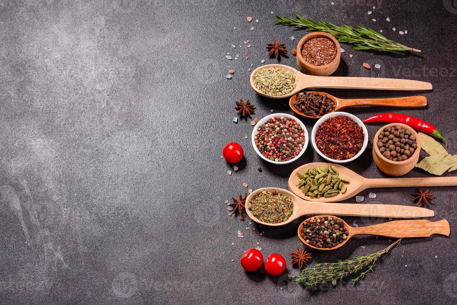 um conjunto de especiarias e ervas. Cozinha indiana foto