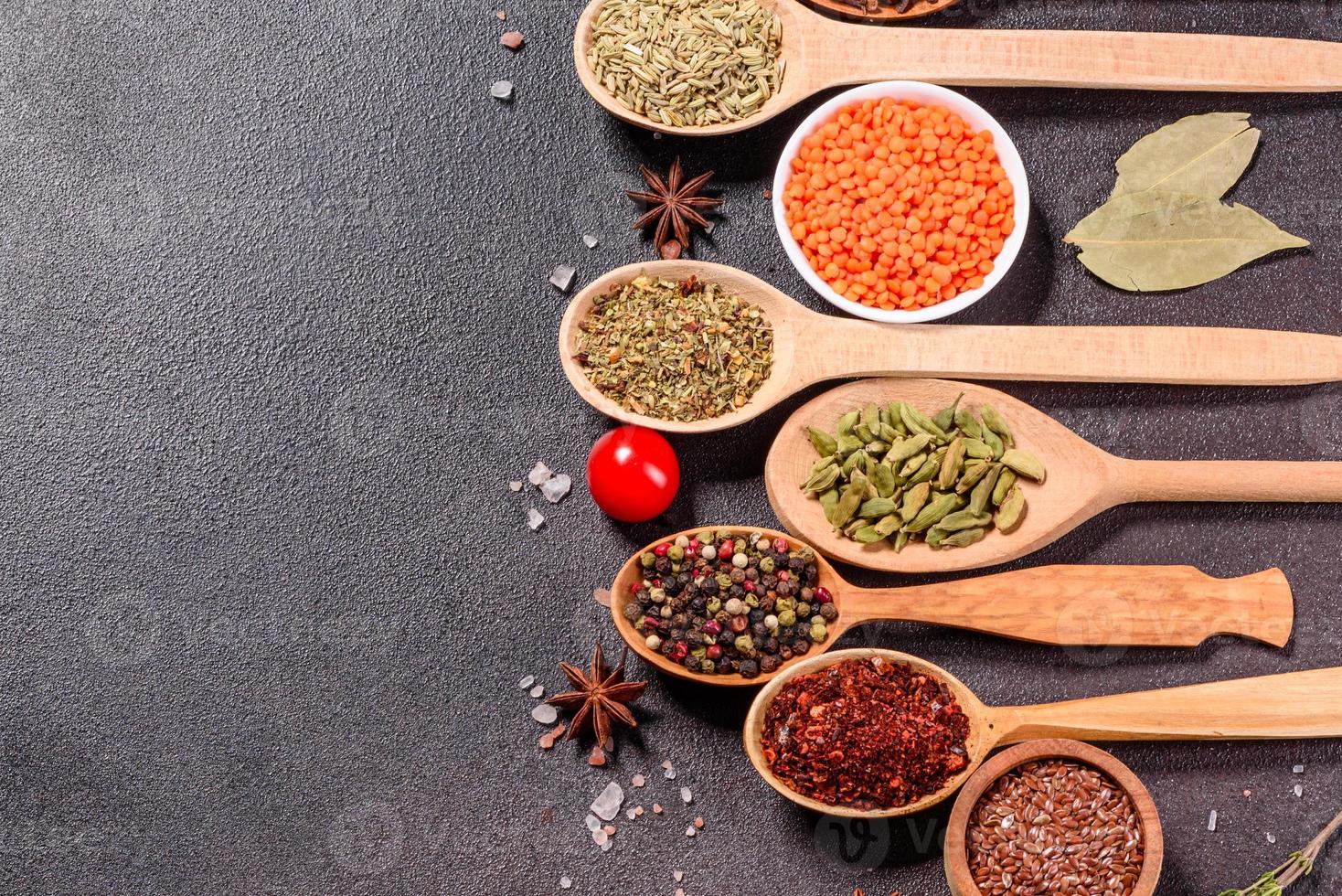 um conjunto de especiarias e ervas. Cozinha indiana foto