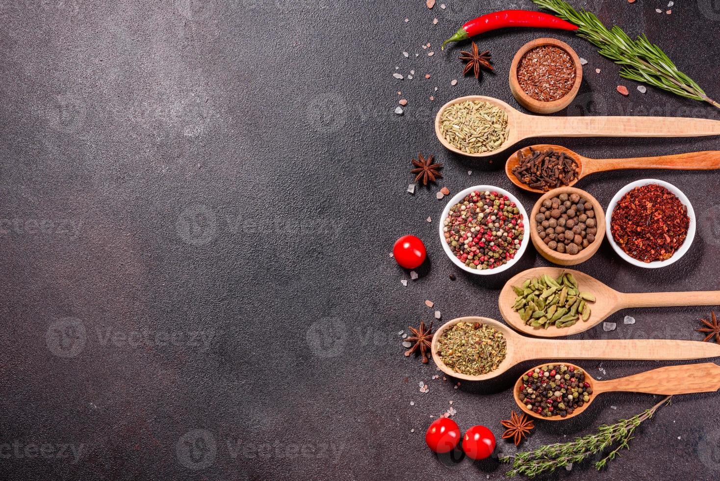 um conjunto de especiarias e ervas. Cozinha indiana foto