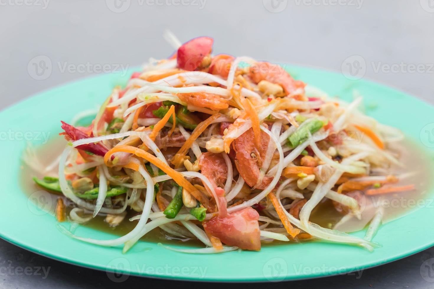 salada picante de mamão - som tum - comida tailandesa foto
