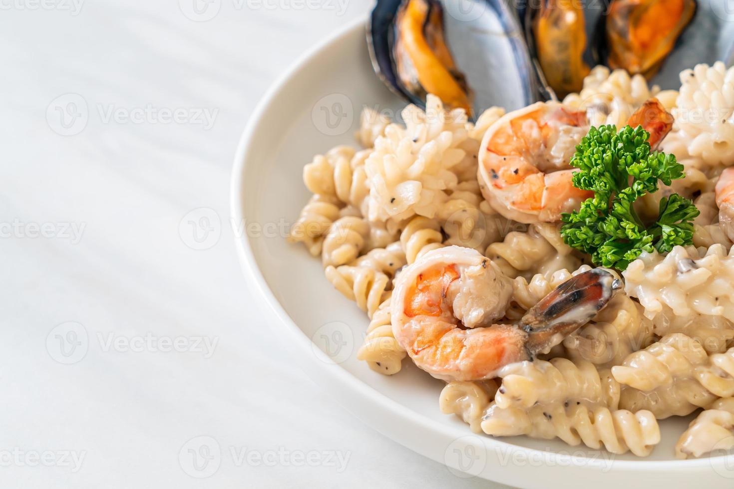 Molho de Creme de Cogumelos em Espiral com Frutos do Mar - comida italiana foto