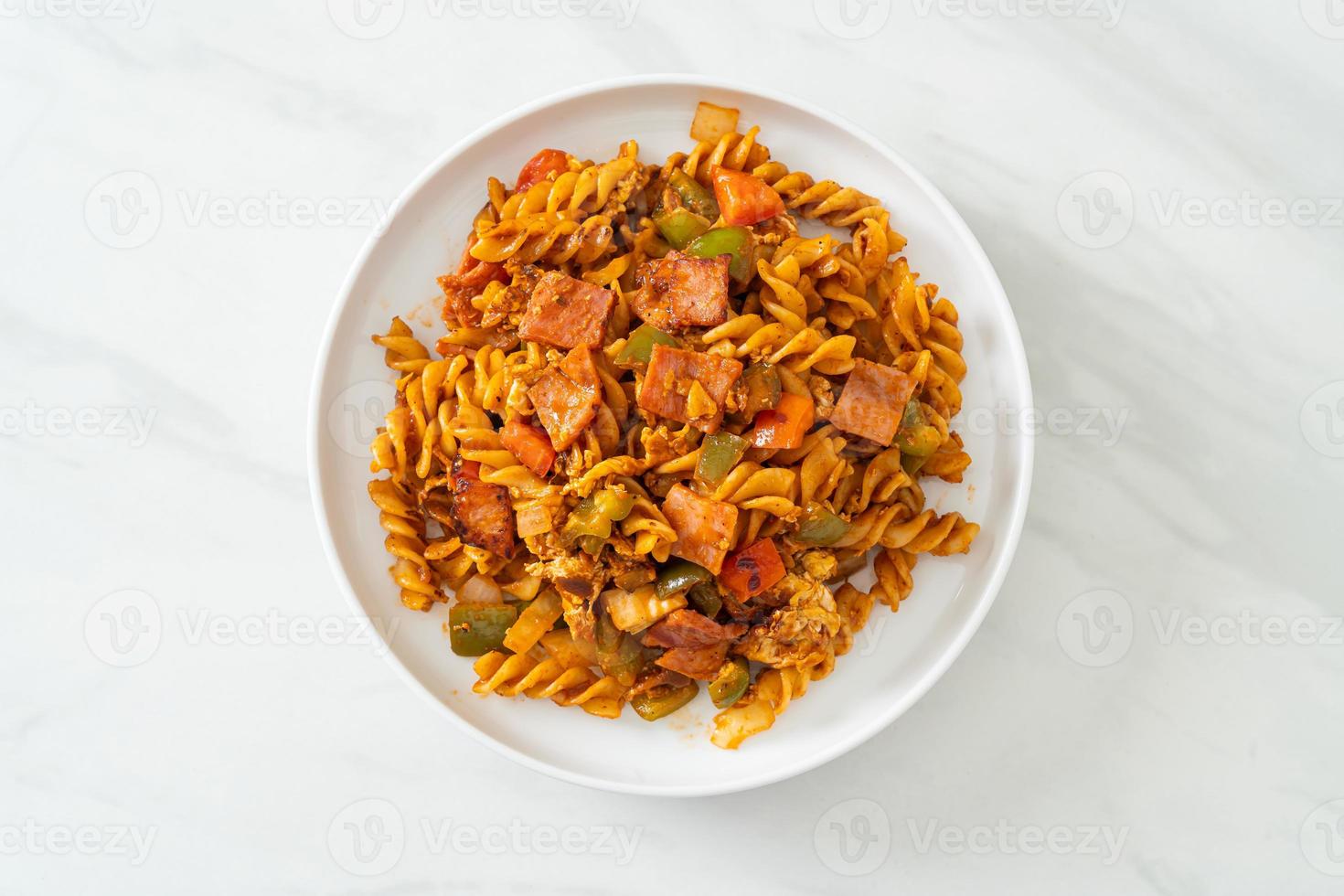 macarrão fusilli frito com presunto e molho de tomate foto