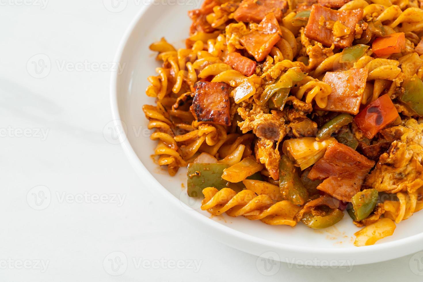 macarrão fusilli frito com presunto e molho de tomate foto