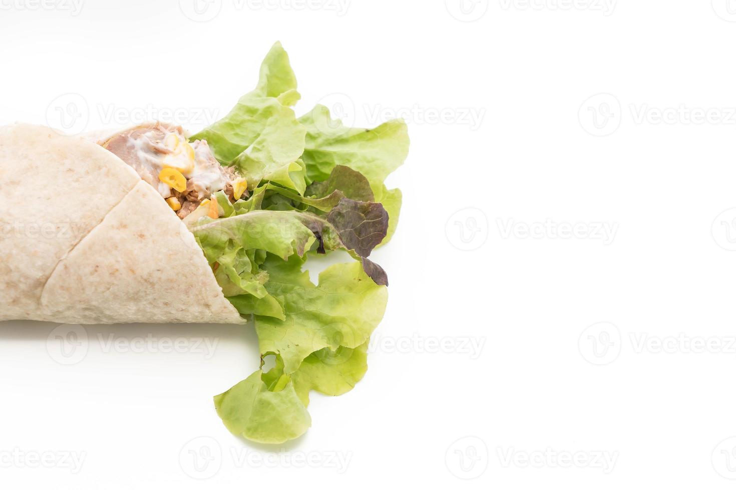 embrulhe o rolo de salada com salada de atum e milho no fundo branco foto