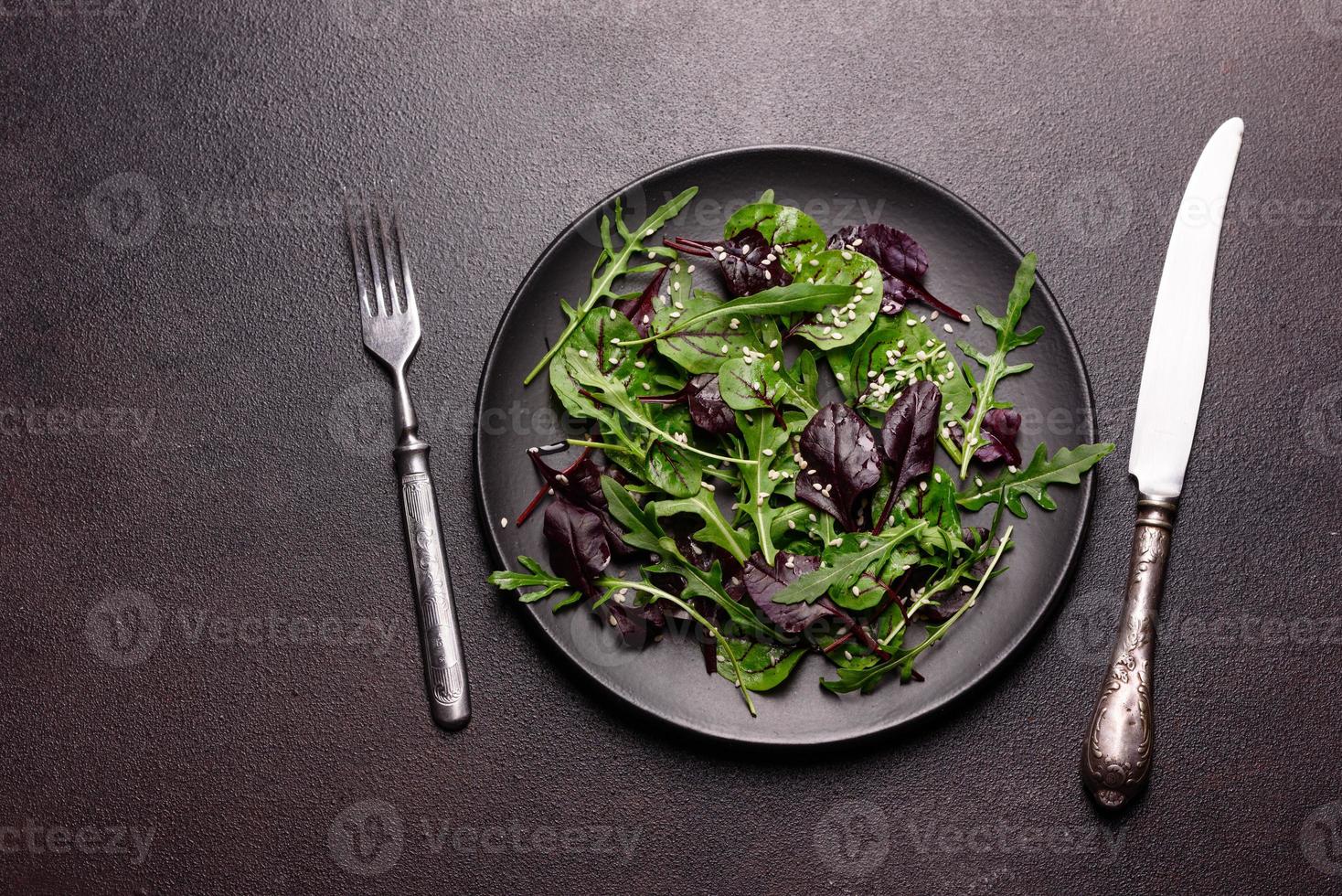 comida saudável, mistura de salada com rúcula, espinafre, sangue de boi foto