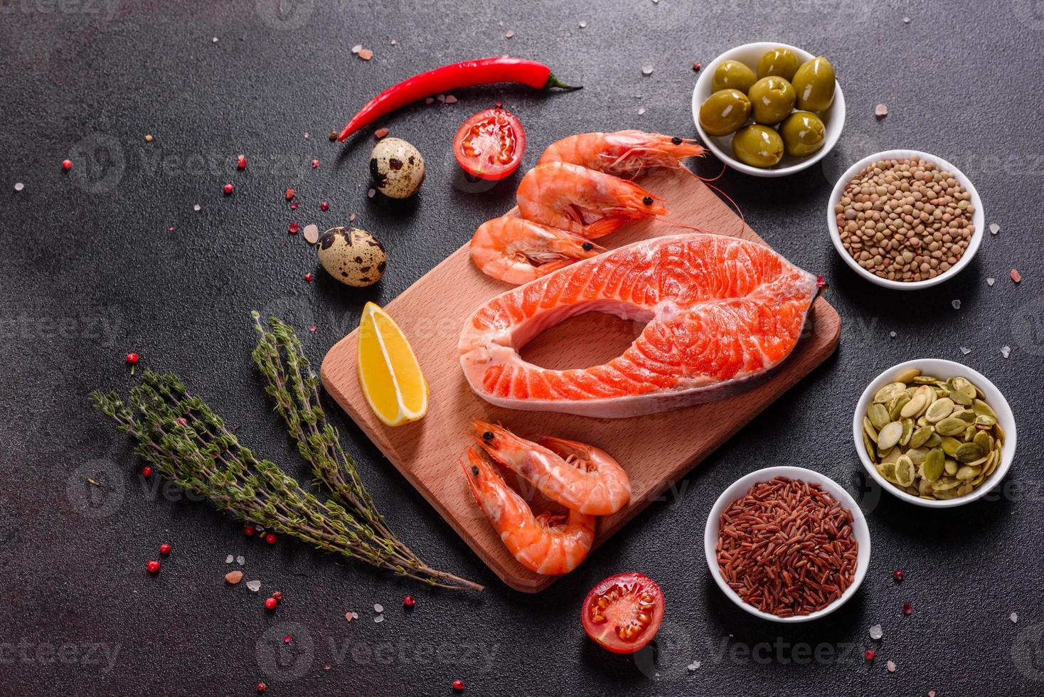 Bife de peixe vermelho de truta crua servido com ervas e limão foto