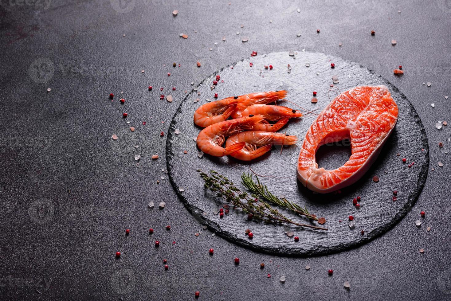 Bife de peixe vermelho de truta crua servido com ervas e limão foto