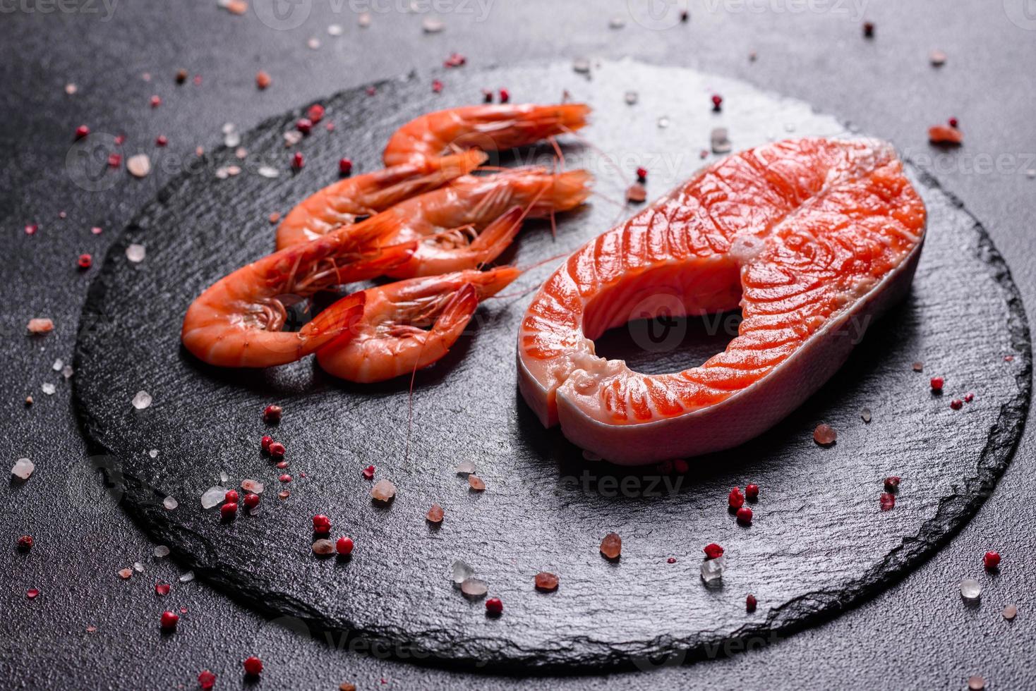 Bife de peixe vermelho de truta crua servido com ervas e limão foto