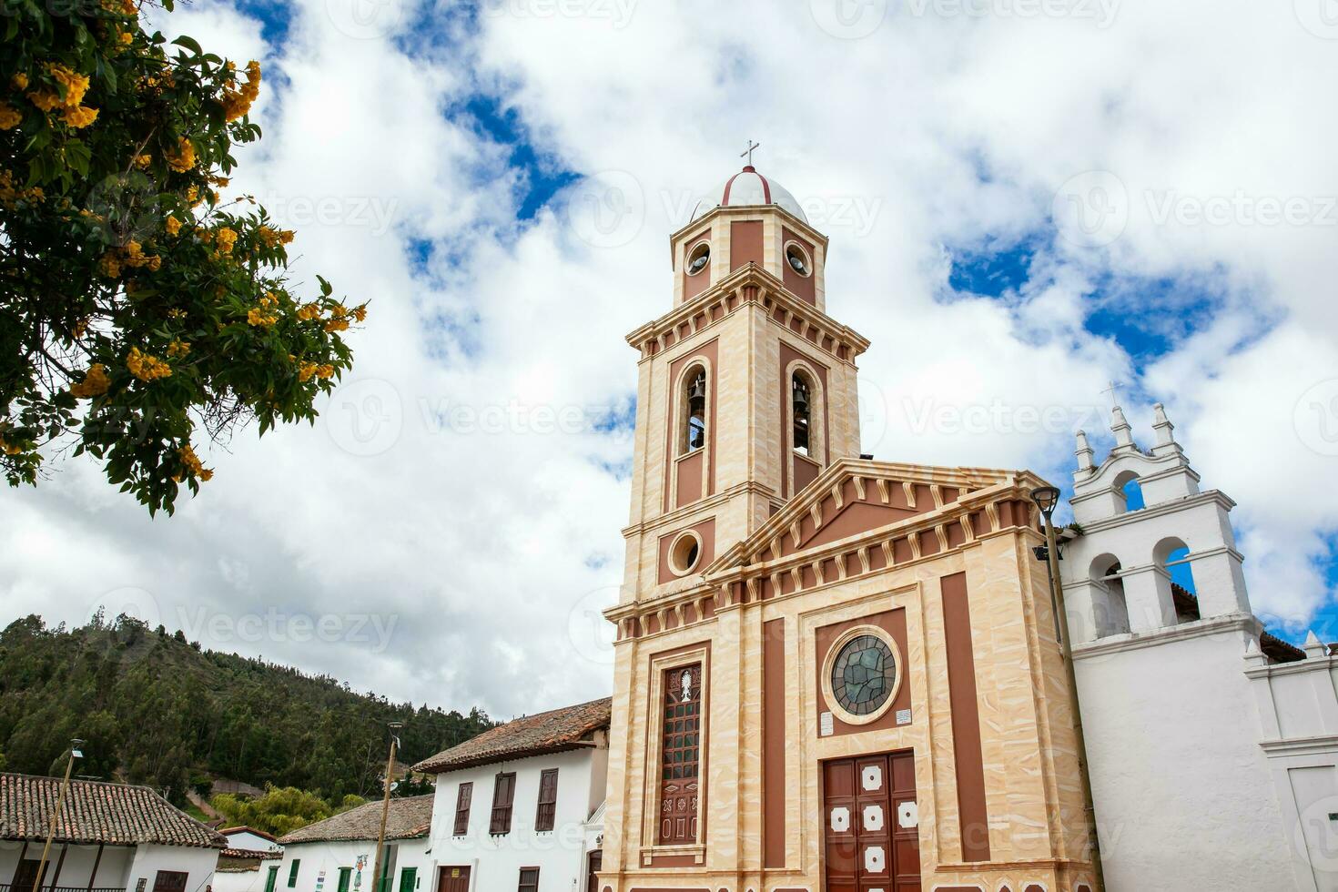 histórico freguesia têmpora do a divino salvador construído em 1678 às a central quadrado do a lindo pequeno Cidade do iza. foto