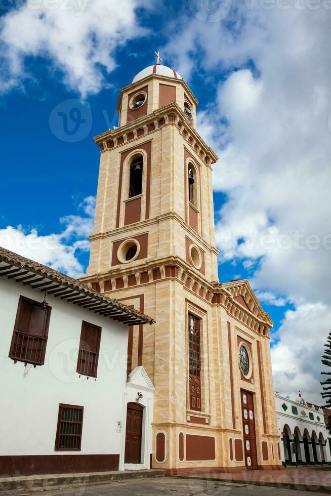 histórico freguesia têmpora do a divino salvador construído em 1678 às a central quadrado do a lindo pequeno Cidade do iza. foto