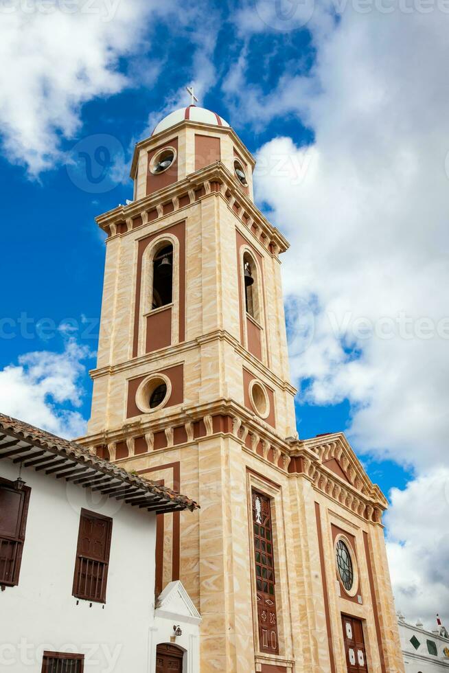 histórico freguesia têmpora do a divino salvador construído em 1678 às a central quadrado do a lindo pequeno Cidade do iza. foto