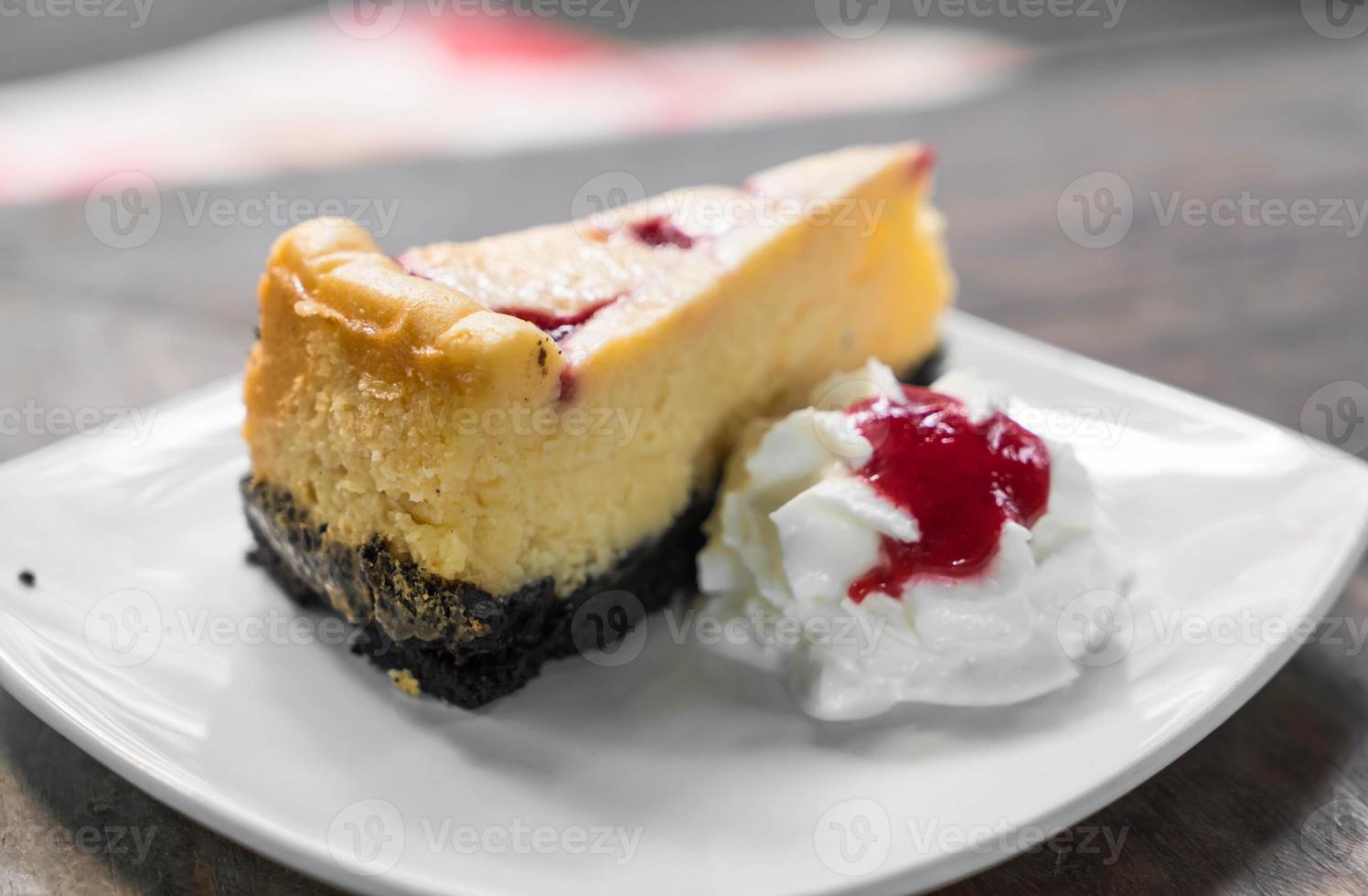 Bolo De Framboesa De Queijo Com Chantilly foto