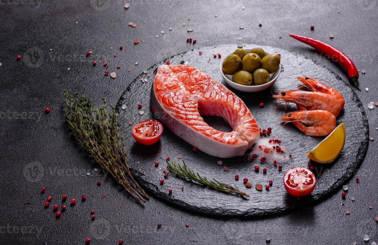 Bife de peixe vermelho de truta crua servido com ervas e limão foto