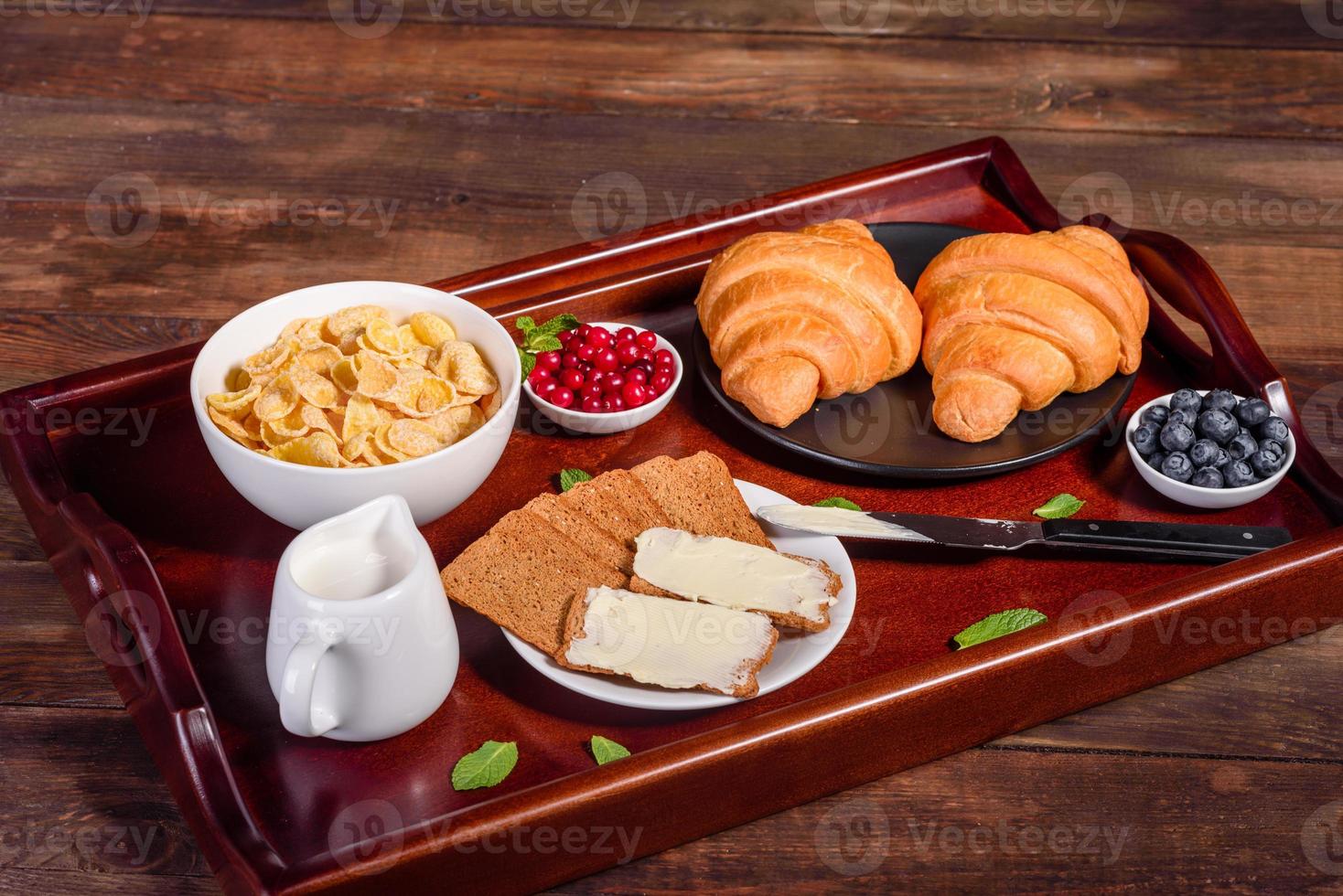 delicioso café da manhã com croissants frescos e frutas vermelhas maduras foto