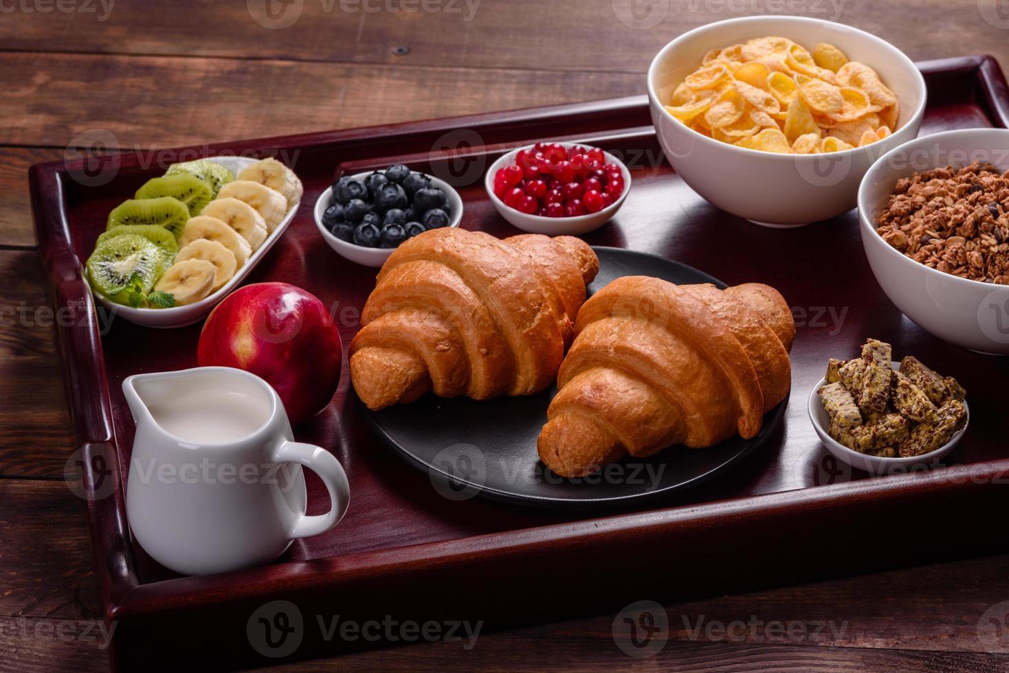 delicioso café da manhã com croissants frescos e frutas vermelhas maduras foto