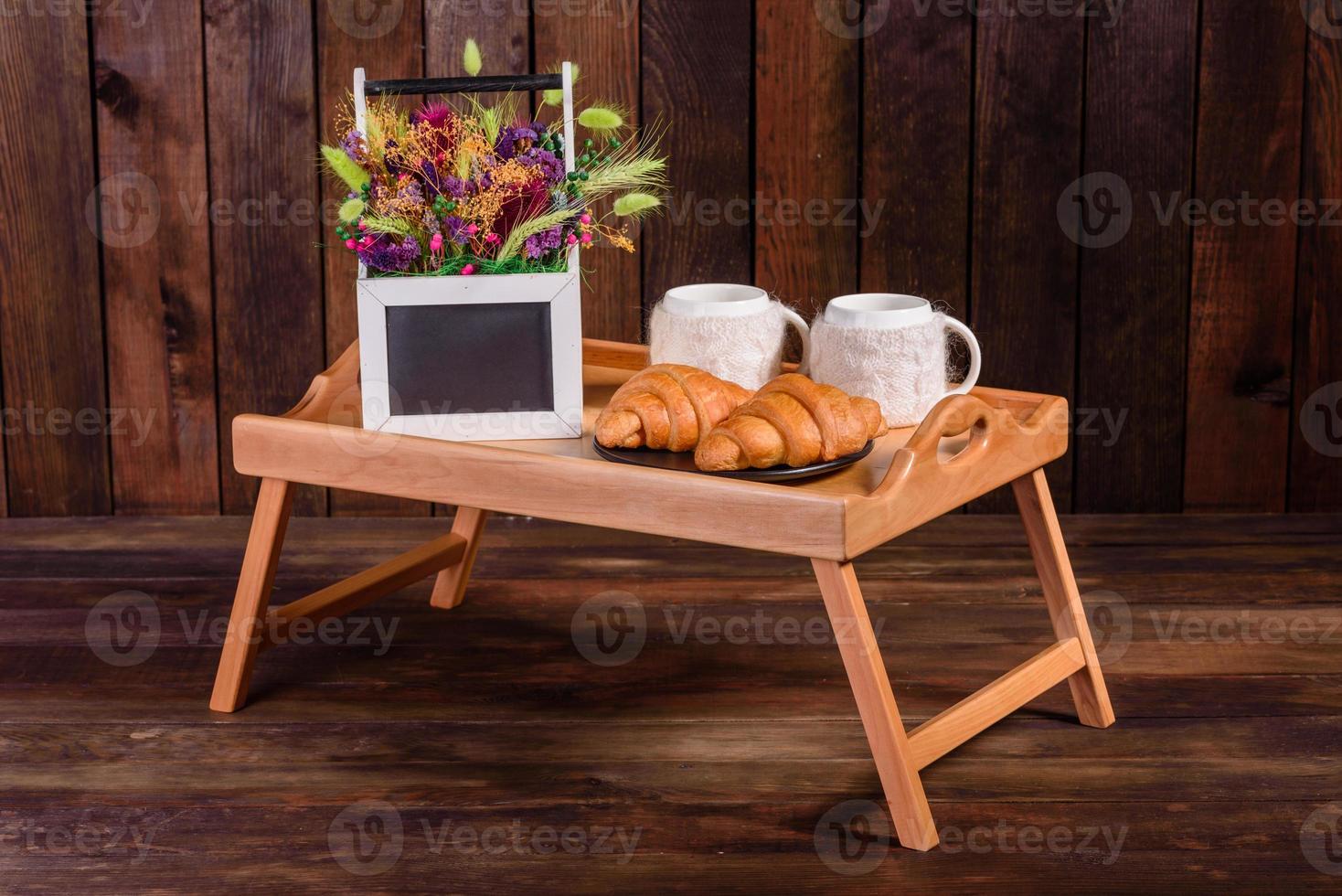 delicioso café da manhã com croissants frescos e frutas vermelhas maduras foto