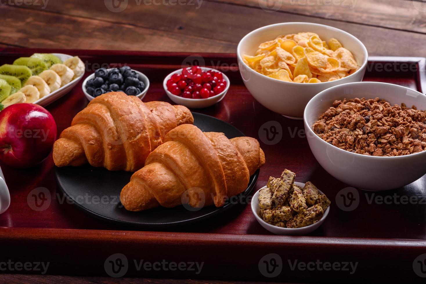 delicioso café da manhã com croissants frescos e frutas vermelhas maduras foto