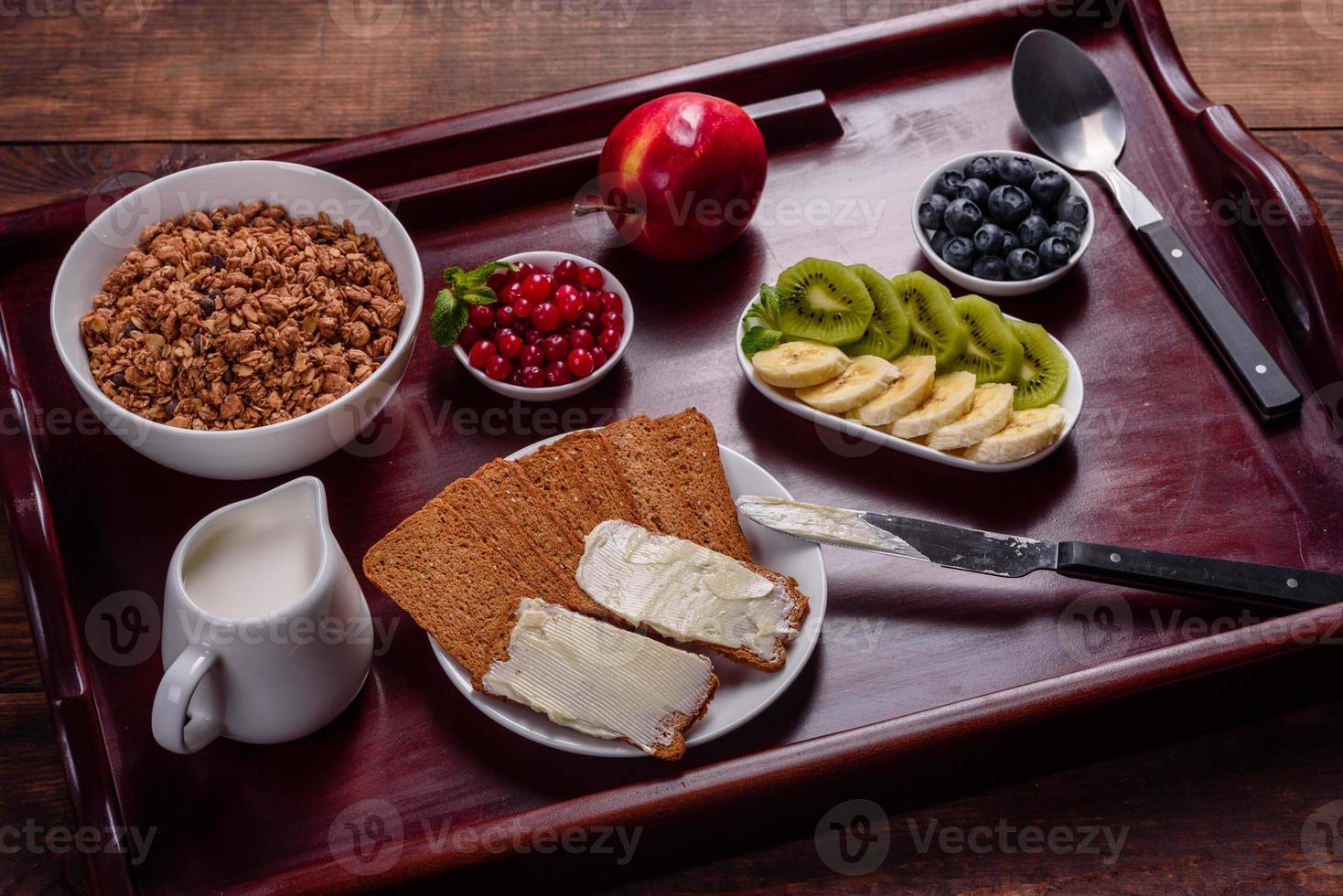 delicioso café da manhã com croissants frescos e frutas vermelhas maduras foto