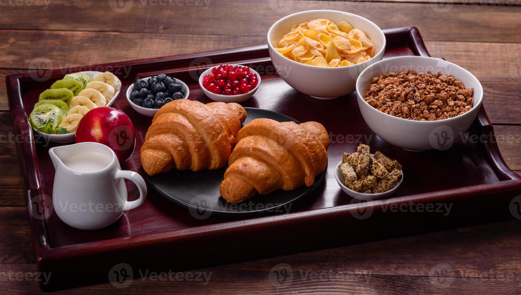 delicioso café da manhã com croissants frescos e frutas vermelhas maduras foto